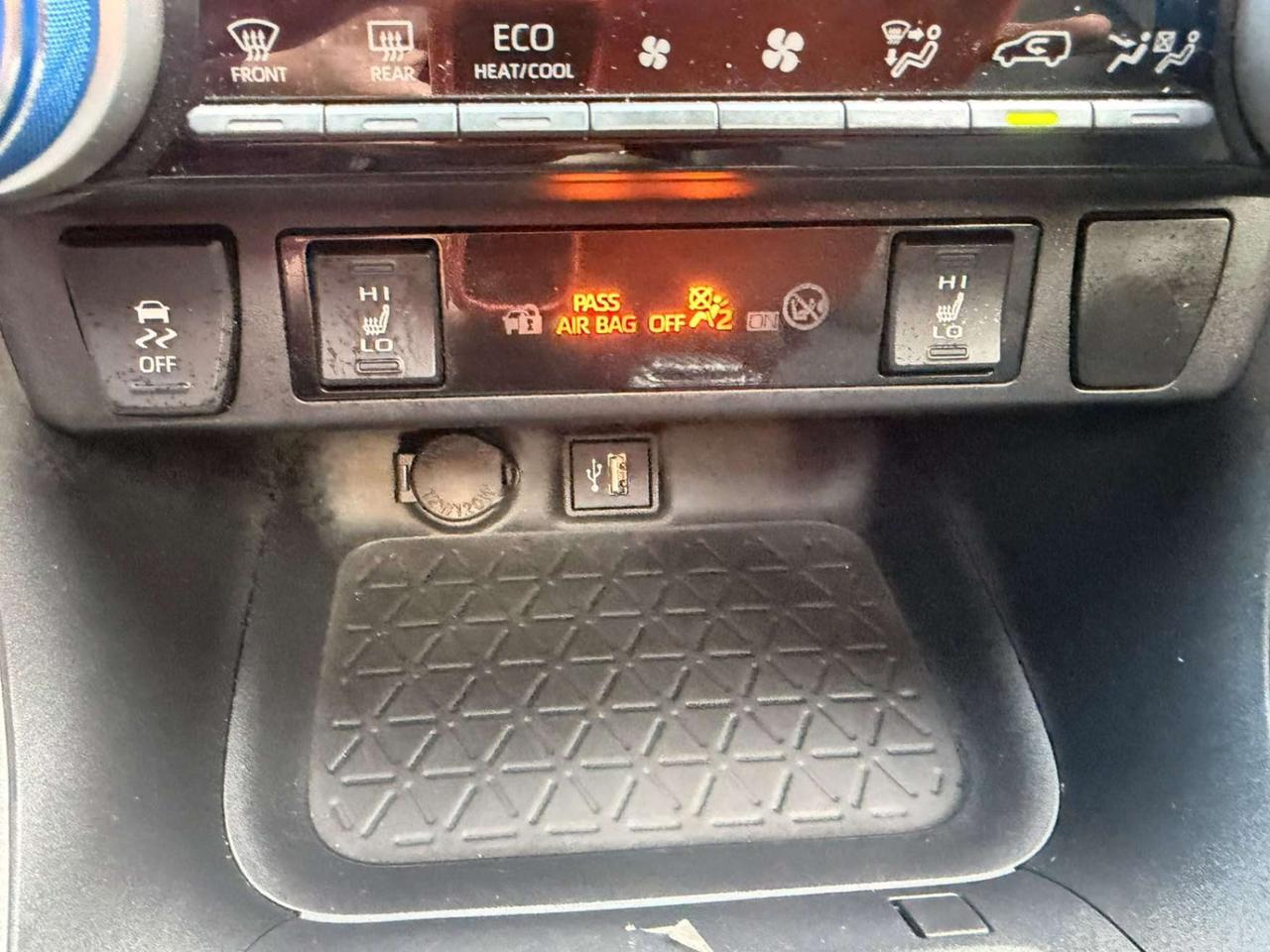 2025 Toyota RAV4 Hybrid XLE AWD PREMIUM, LEATHER, SUNROOF Photo