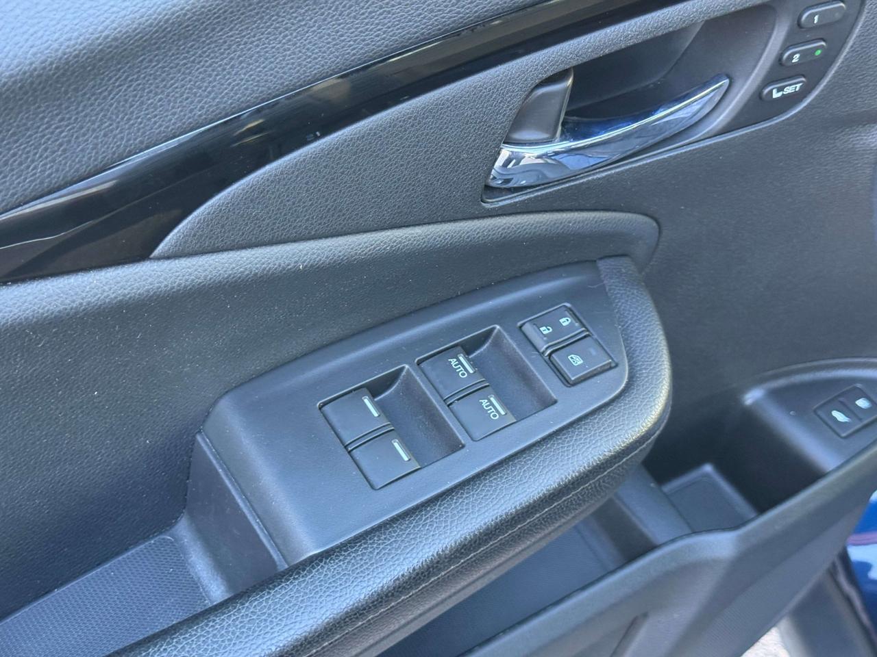 2020 Honda Pilot TOURING   7-PASSENGER   AWD   REAR ENTERTAINMENT SYSTEM Photo