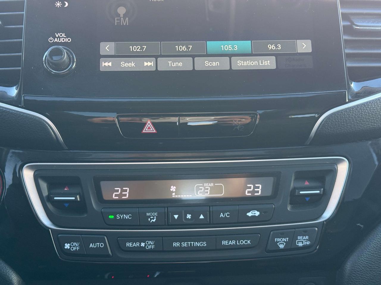 2020 Honda Pilot TOURING   7-PASSENGER   AWD   REAR ENTERTAINMENT SYSTEM Photo