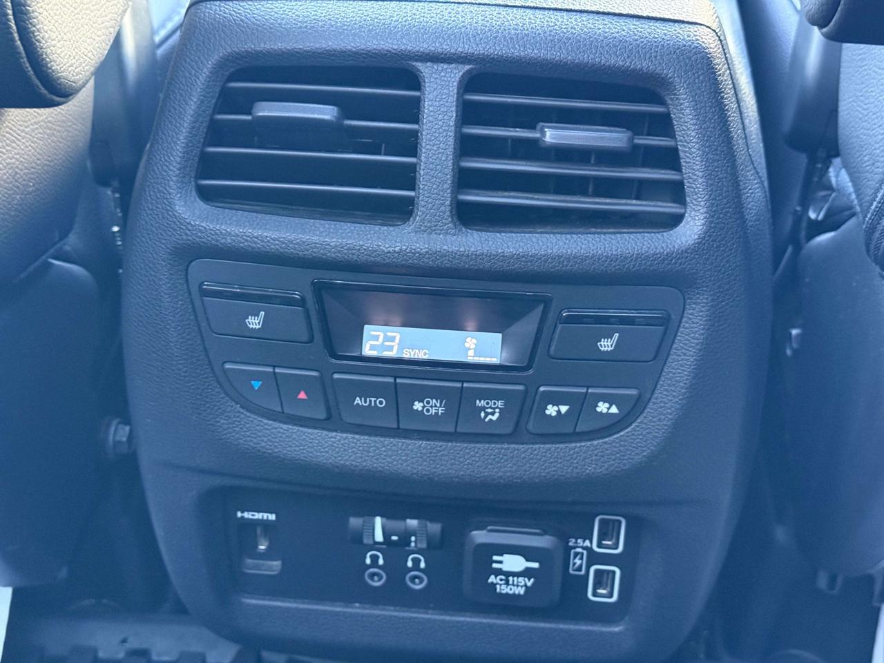 2020 Honda Pilot TOURING   7-PASSENGER   AWD   REAR ENTERTAINMENT SYSTEM Photo