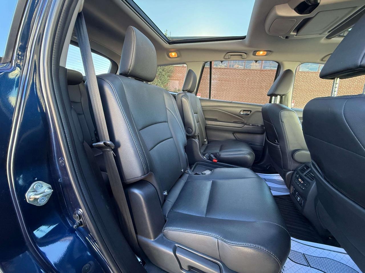 2020 Honda Pilot TOURING   7-PASSENGER   AWD   REAR ENTERTAINMENT SYSTEM Photo