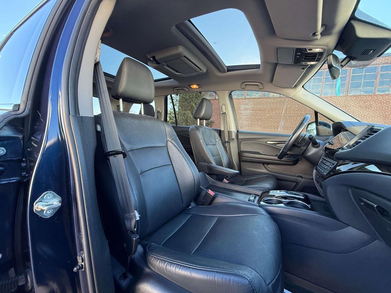 2020 Honda Pilot TOURING   7-PASSENGER   AWD   REAR ENTERTAINMENT SYSTEM Photo