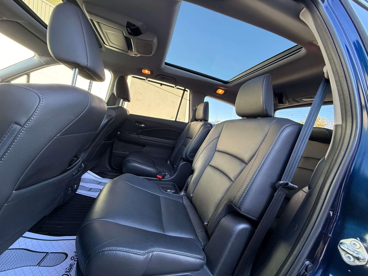 2020 Honda Pilot TOURING   7-PASSENGER   AWD   REAR ENTERTAINMENT SYSTEM Photo