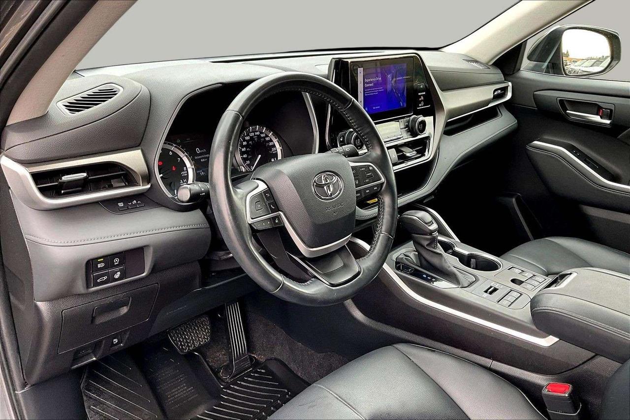 2023 Toyota Highlander XLE   Blind Spot   Tow Package   Power Liftgate Photo1