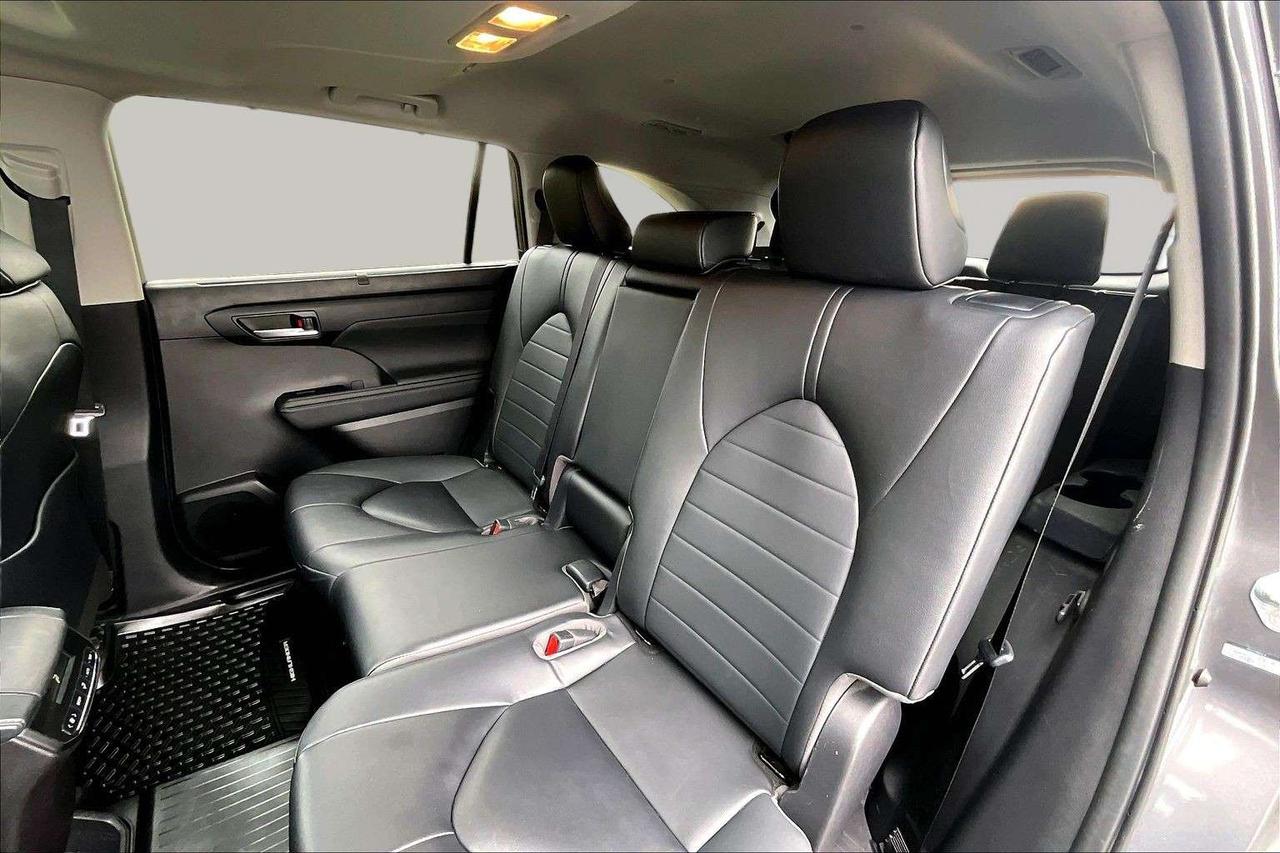 2023 Toyota Highlander XLE   Blind Spot   Tow Package   Power Liftgate Photo