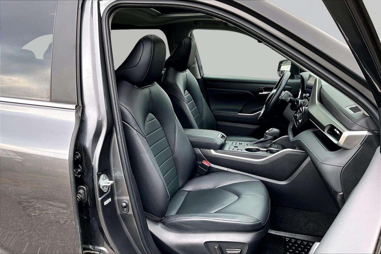 2023 Toyota Highlander XLE   Blind Spot   Tow Package   Power Liftgate Photo