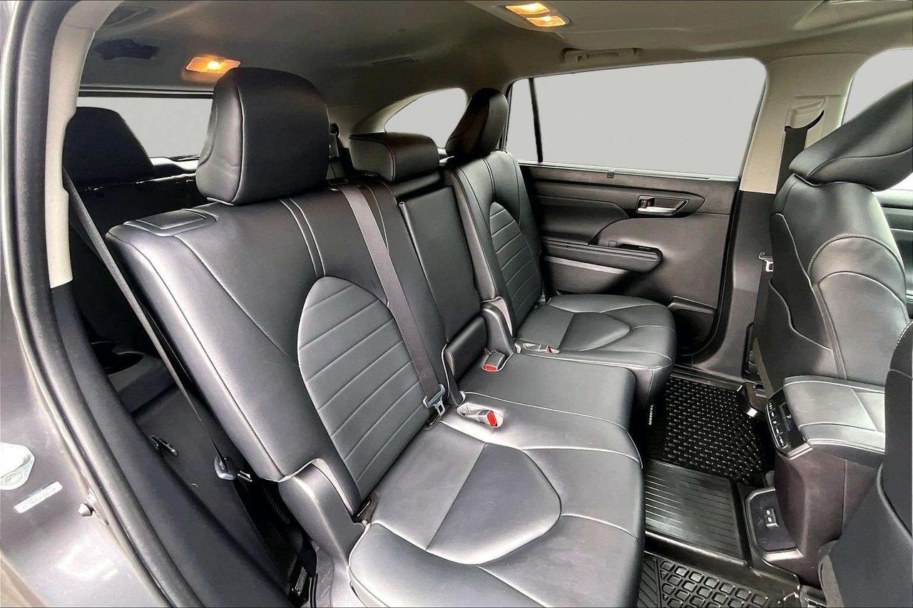 2023 Toyota Highlander XLE   Blind Spot   Tow Package   Power Liftgate Photo