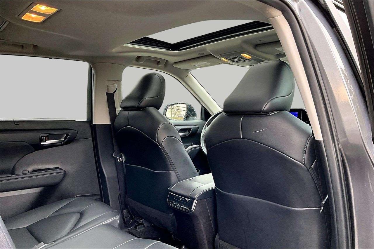 2023 Toyota Highlander XLE   Blind Spot   Tow Package   Power Liftgate Photo