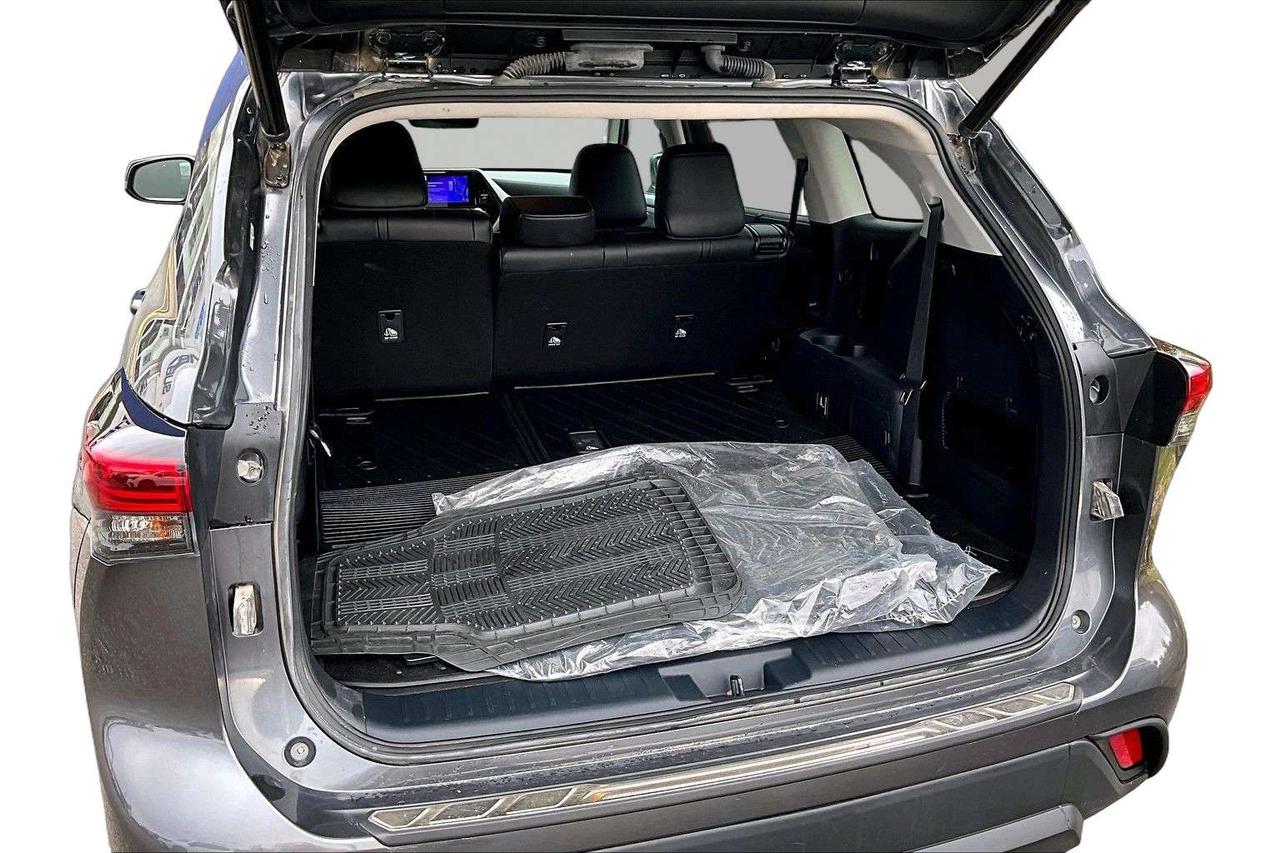 2023 Toyota Highlander XLE   Blind Spot   Tow Package   Power Liftgate Photo