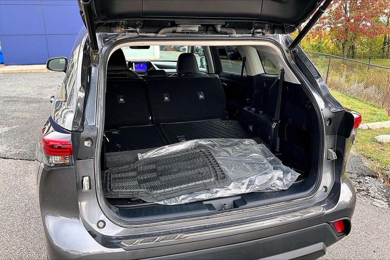 2023 Toyota Highlander XLE   Blind Spot   Tow Package   Power Liftgate Photo