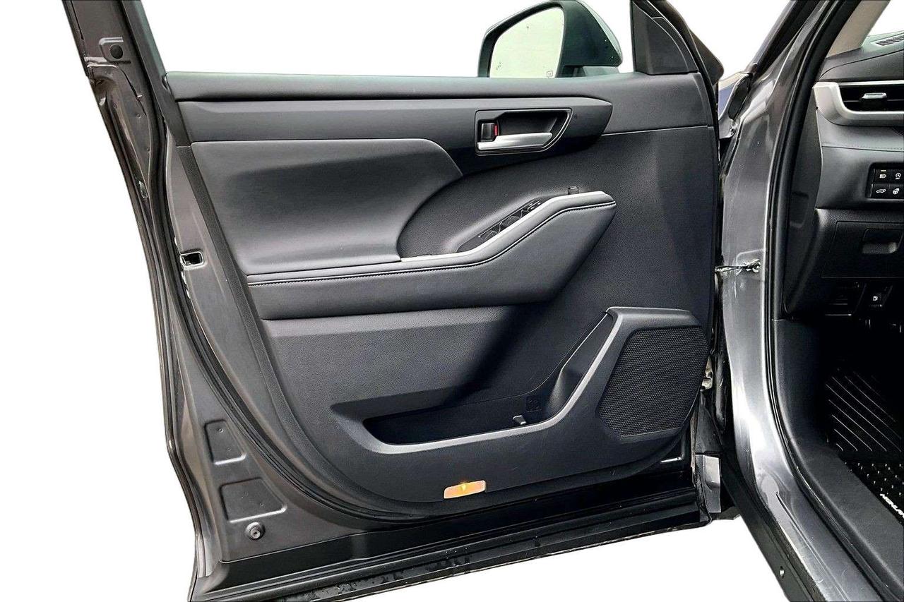2023 Toyota Highlander XLE   Blind Spot   Tow Package   Power Liftgate Photo