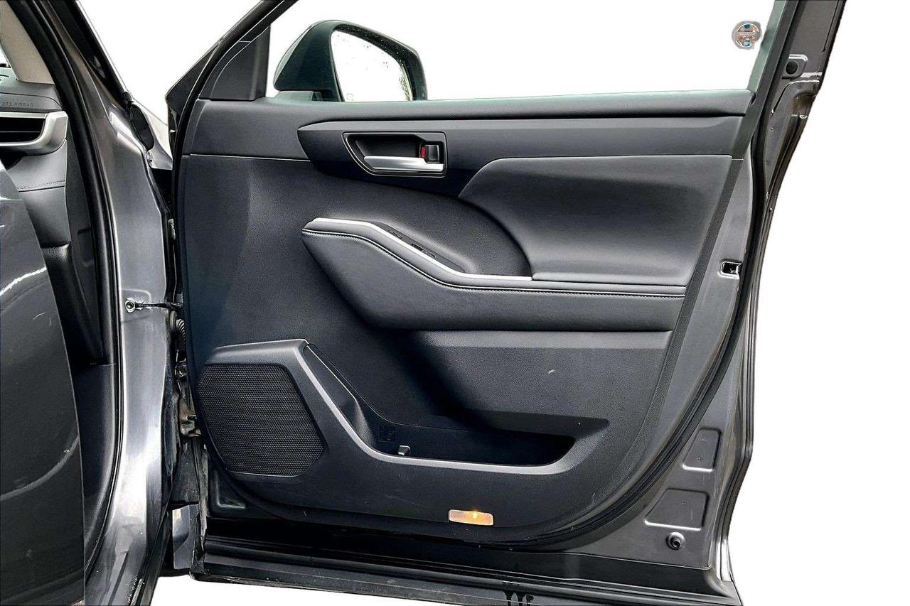 2023 Toyota Highlander XLE   Blind Spot   Tow Package   Power Liftgate Photo