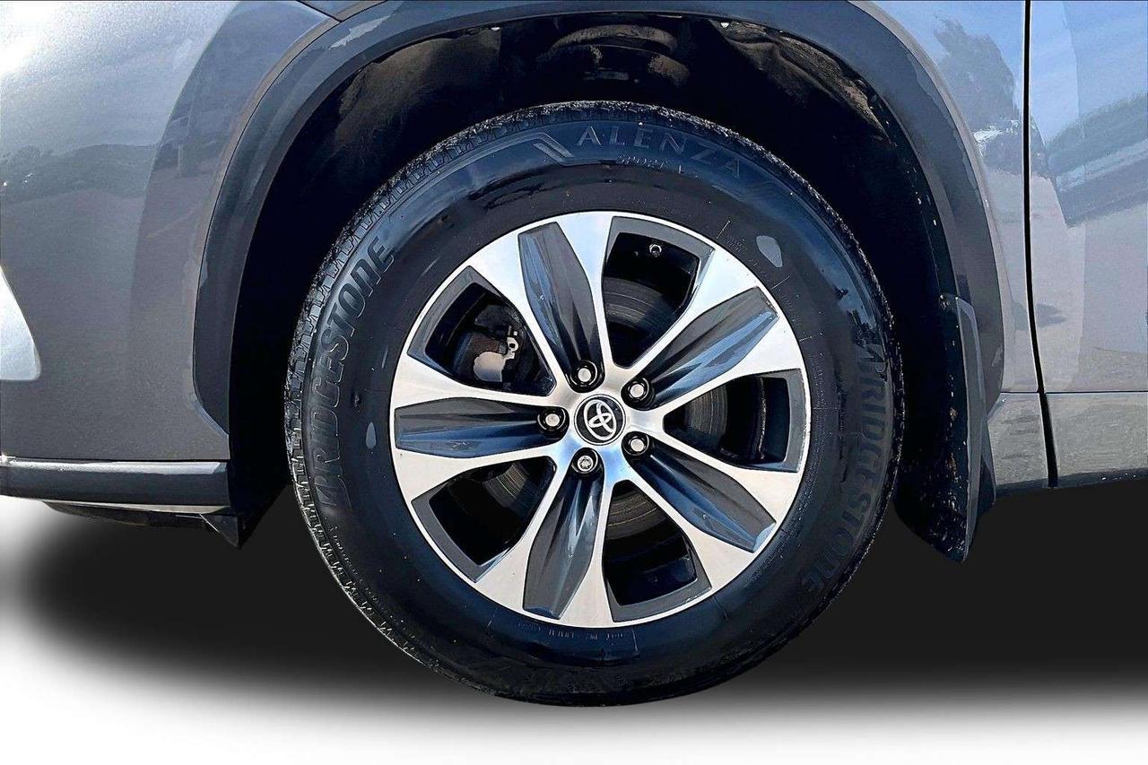 2023 Toyota Highlander XLE   Blind Spot   Tow Package   Power Liftgate Photo