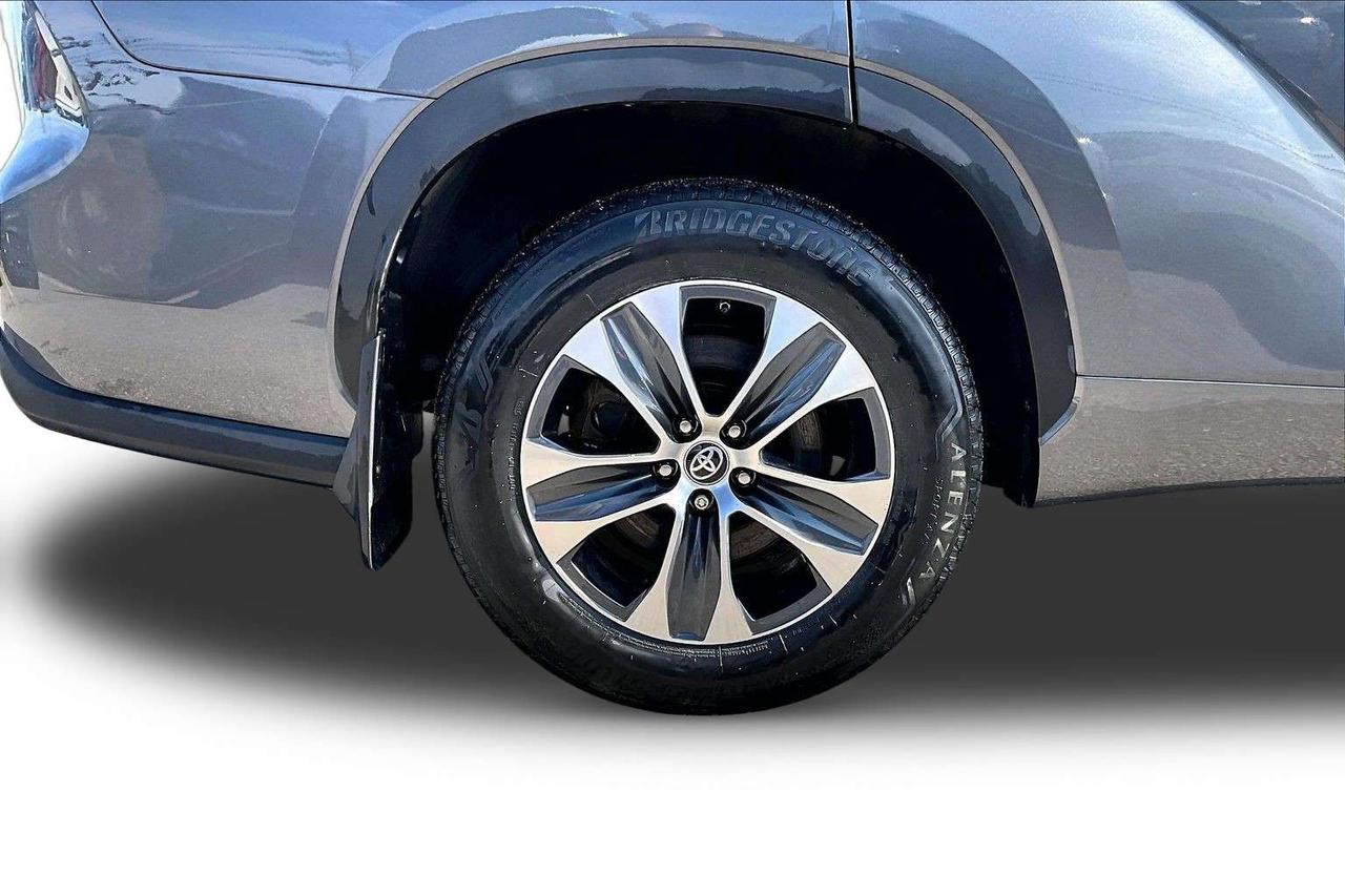 2023 Toyota Highlander XLE   Blind Spot   Tow Package   Power Liftgate Photo