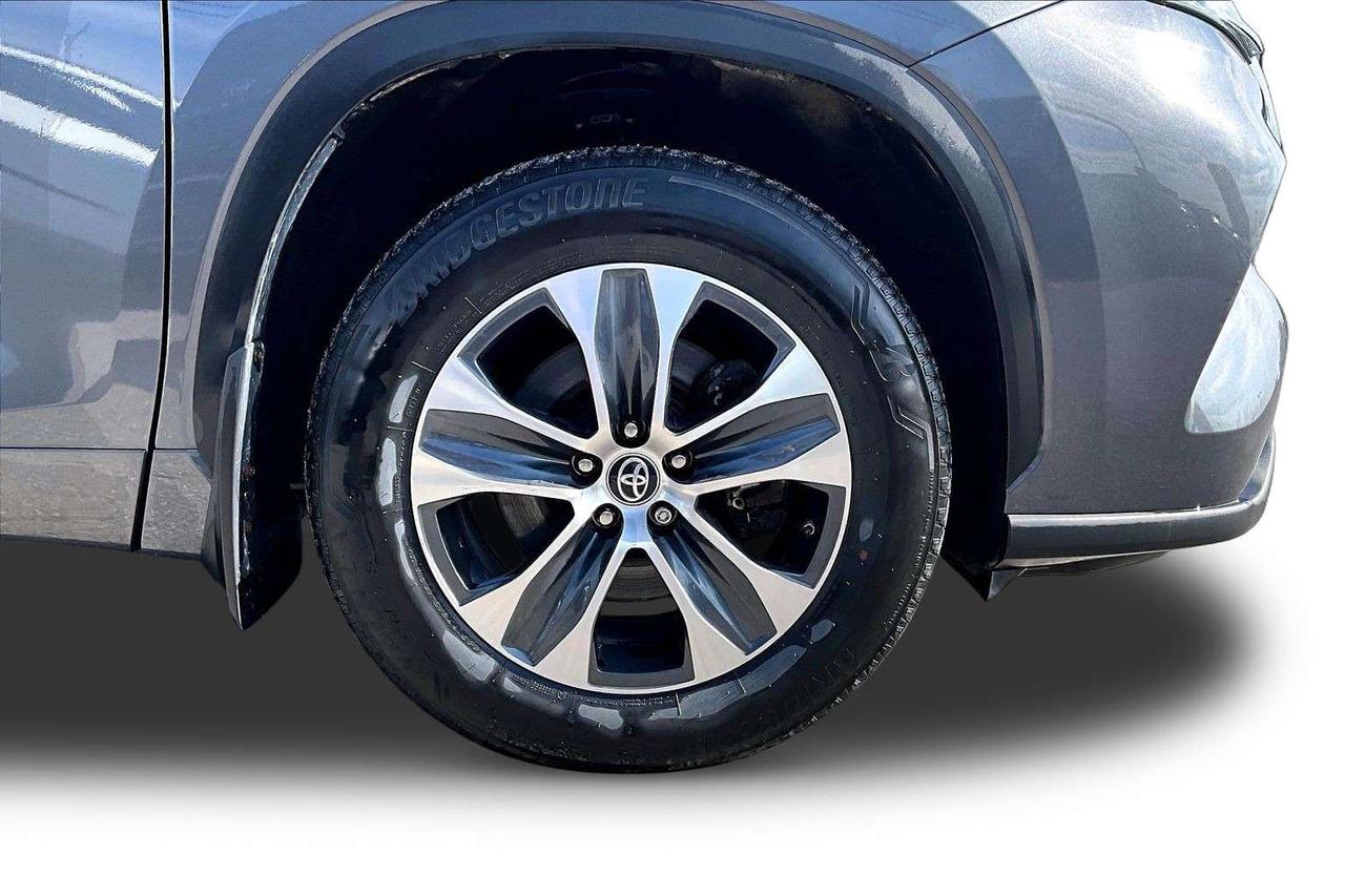 2023 Toyota Highlander XLE   Blind Spot   Tow Package   Power Liftgate Photo