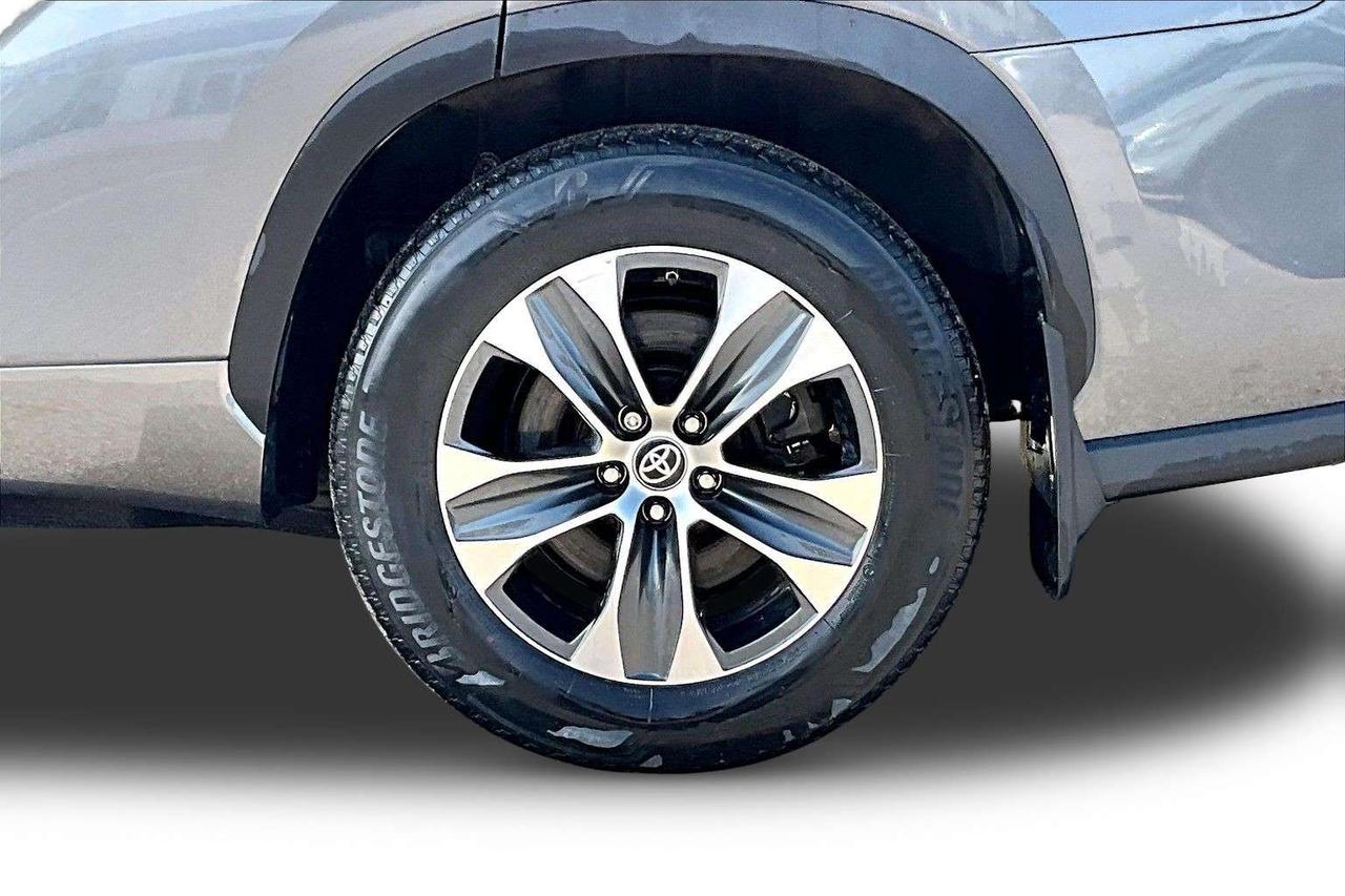 2023 Toyota Highlander XLE   Blind Spot   Tow Package   Power Liftgate Photo