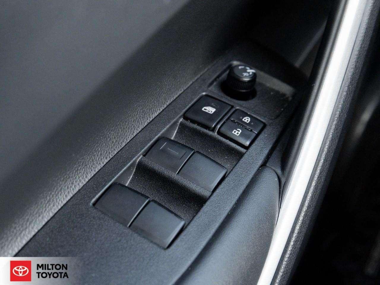 2026 Toyota Corolla Cross LE PREMIUM AWD SUNROOF ALLOYS WIRELESS CHARGING ONE OWNER TCUV LE Photo