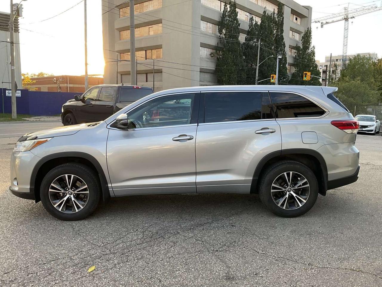 2017 Toyota Highlander LE V6 - BACK-UP CAM! 8 PASS! BLUETOOTH! Photo