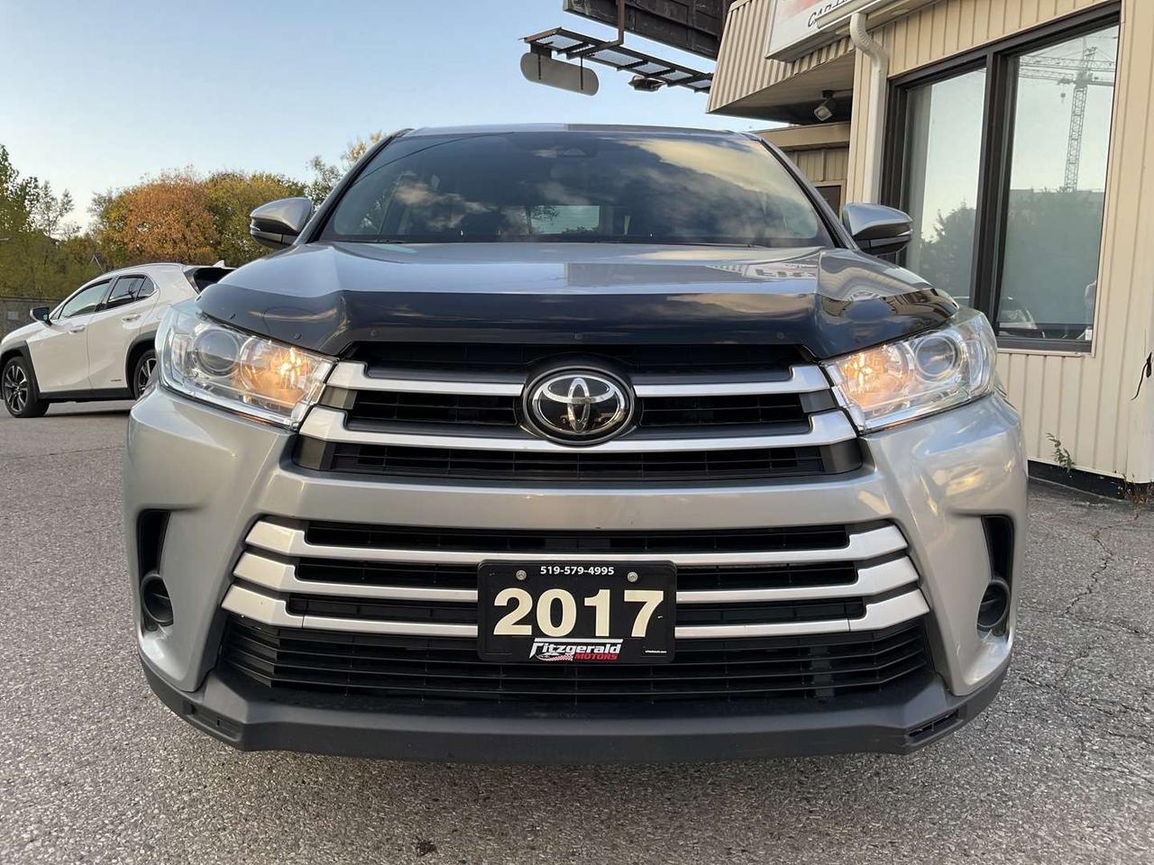 2017 Toyota Highlander LE V6 - BACK-UP CAM! 8 PASS! BLUETOOTH! Photo1