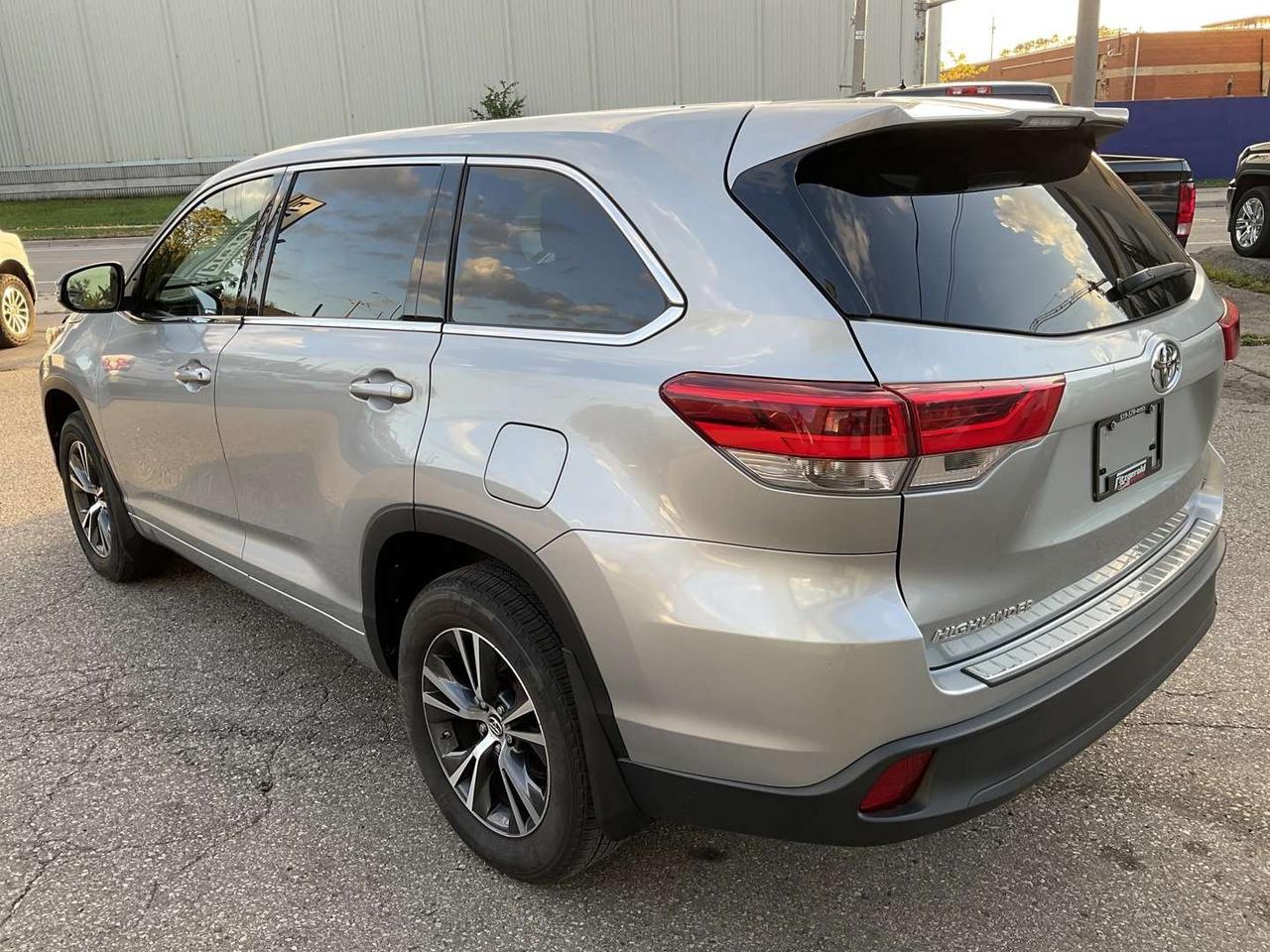 2017 Toyota Highlander LE V6 - BACK-UP CAM! 8 PASS! BLUETOOTH! Photo