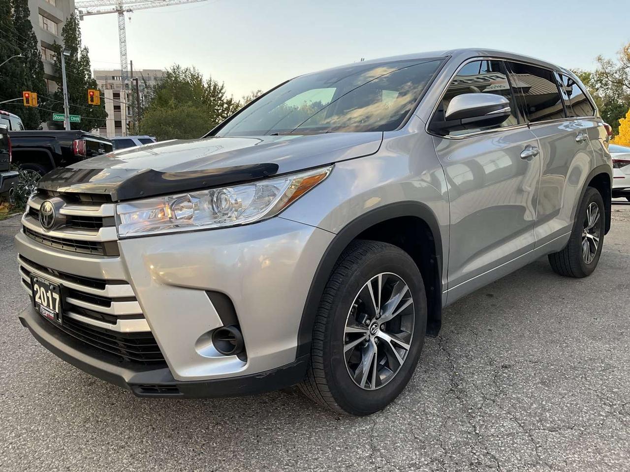 2017 Toyota Highlander LE V6 - BACK-UP CAM! 8 PASS! BLUETOOTH! Photo