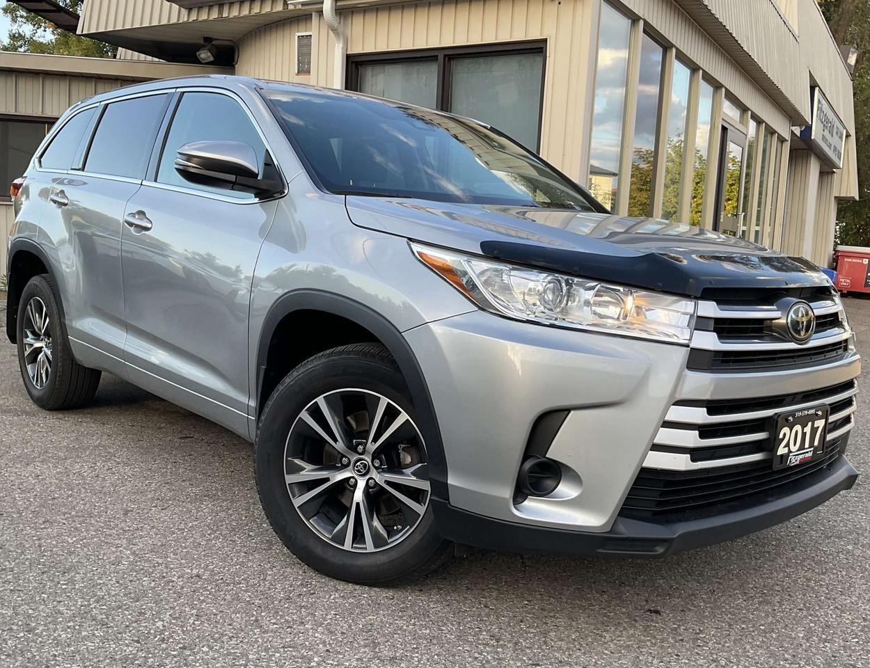 2017 Toyota Highlander LE V6 - BACK-UP CAM! 8 PASS! BLUETOOTH! Photo0