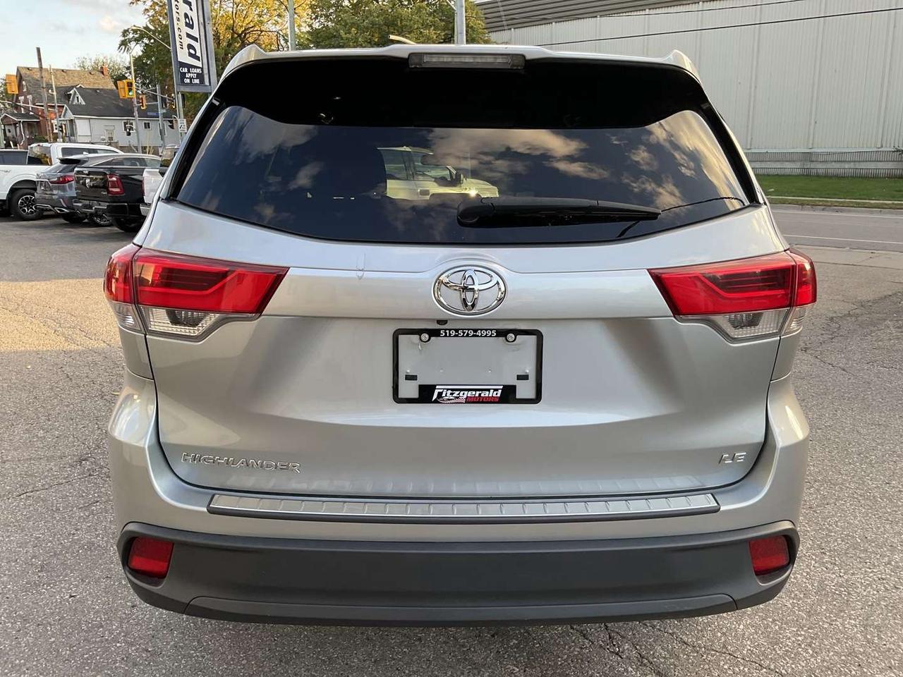 2017 Toyota Highlander LE V6 - BACK-UP CAM! 8 PASS! BLUETOOTH! Photo
