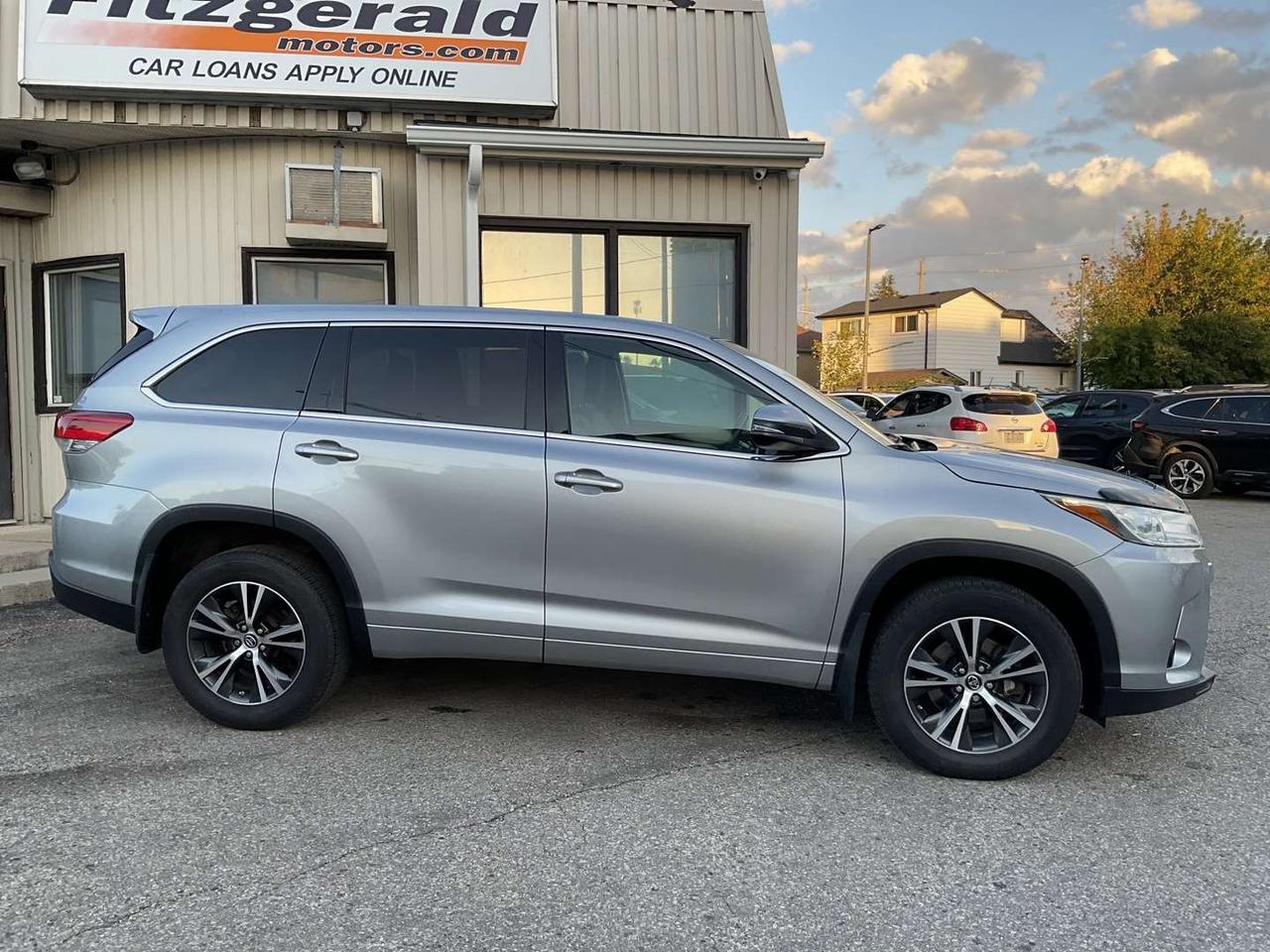 2017 Toyota Highlander LE V6 - BACK-UP CAM! 8 PASS! BLUETOOTH! Photo