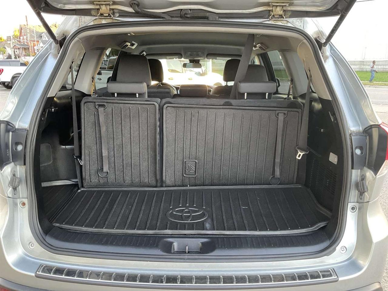 2017 Toyota Highlander LE V6 - BACK-UP CAM! 8 PASS! BLUETOOTH! Photo