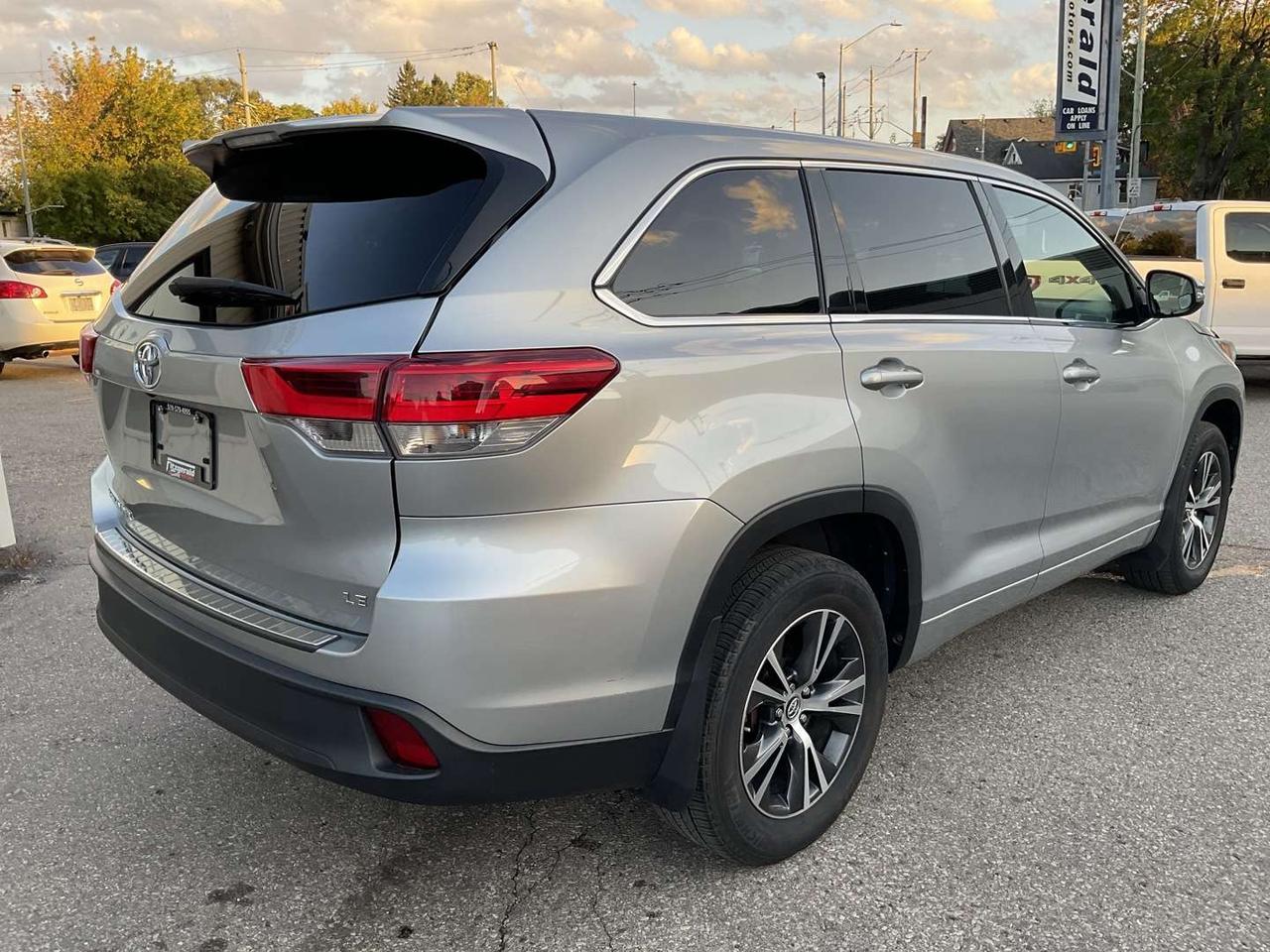 2017 Toyota Highlander LE V6 - BACK-UP CAM! 8 PASS! BLUETOOTH! Photo