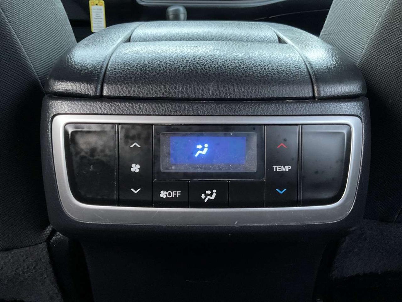 2017 Toyota Highlander LE V6 - BACK-UP CAM! 8 PASS! BLUETOOTH! Photo