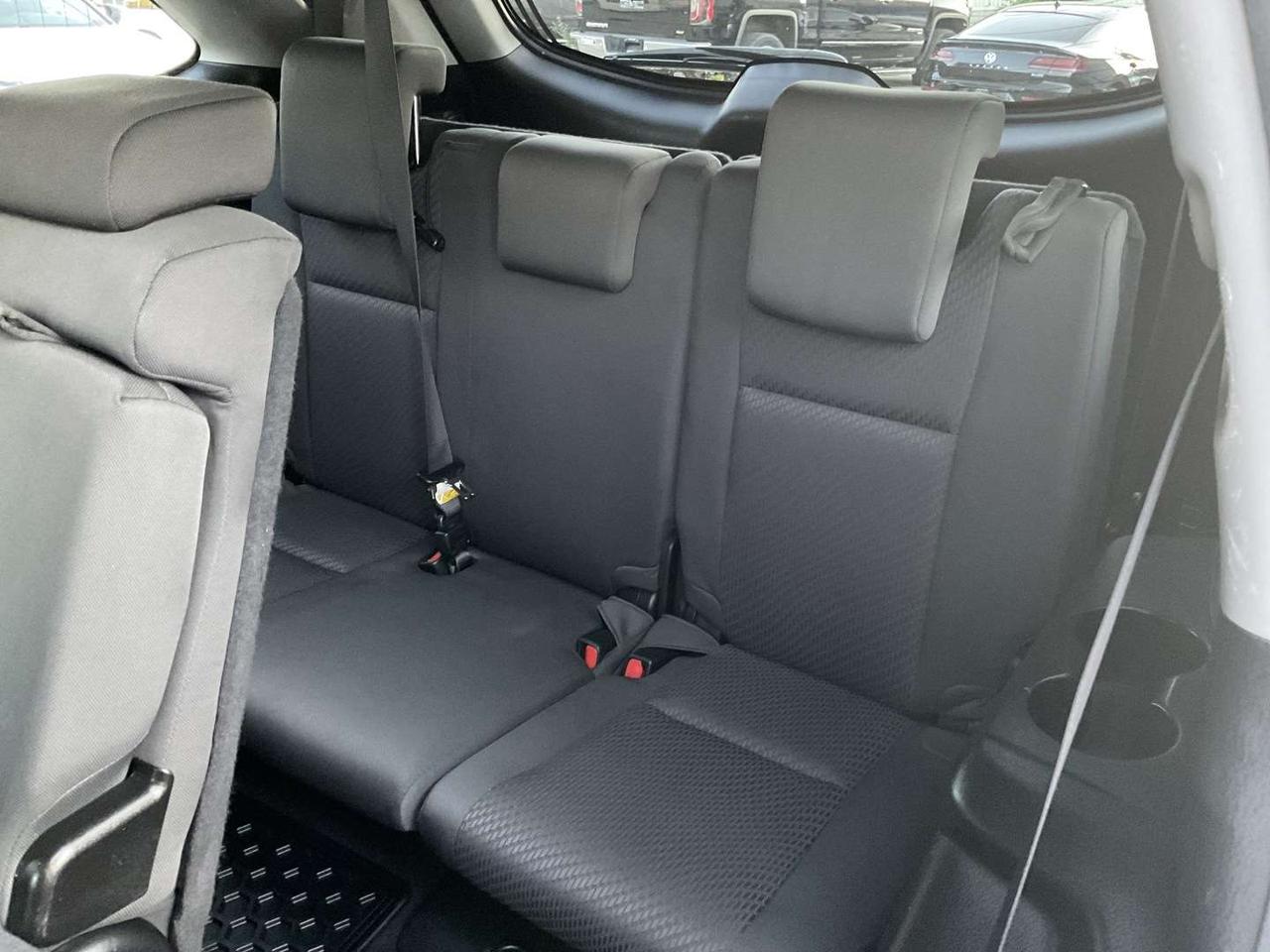 2017 Toyota Highlander LE V6 - BACK-UP CAM! 8 PASS! BLUETOOTH! Photo
