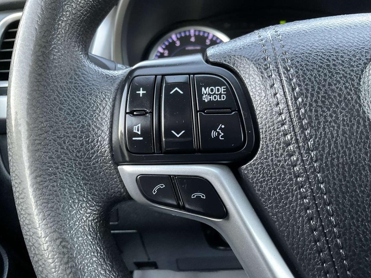2017 Toyota Highlander LE V6 - BACK-UP CAM! 8 PASS! BLUETOOTH! Photo