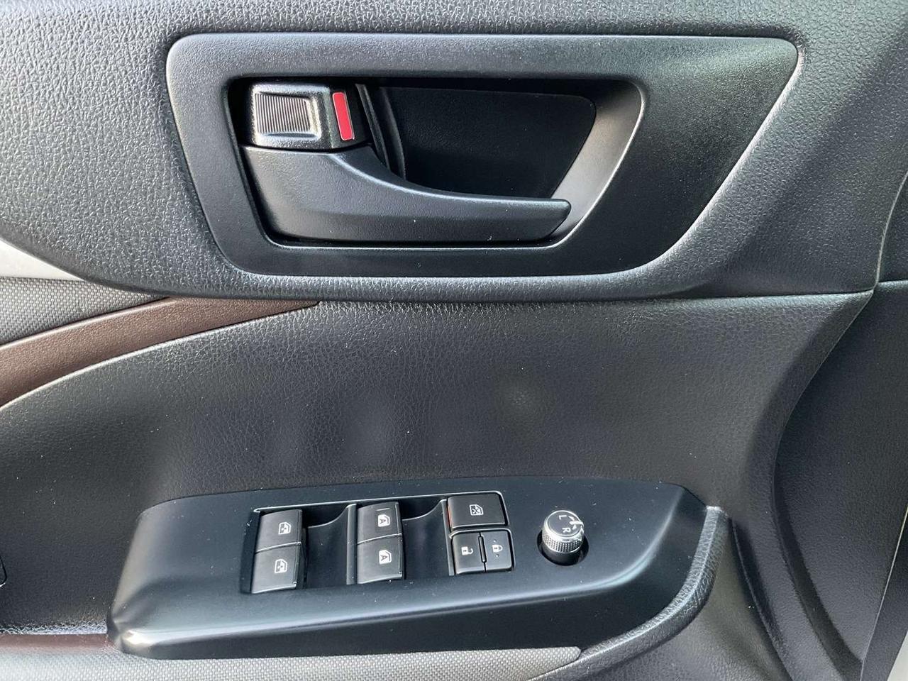2017 Toyota Highlander LE V6 - BACK-UP CAM! 8 PASS! BLUETOOTH! Photo
