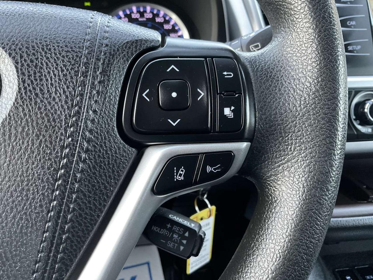 2017 Toyota Highlander LE V6 - BACK-UP CAM! 8 PASS! BLUETOOTH! Photo
