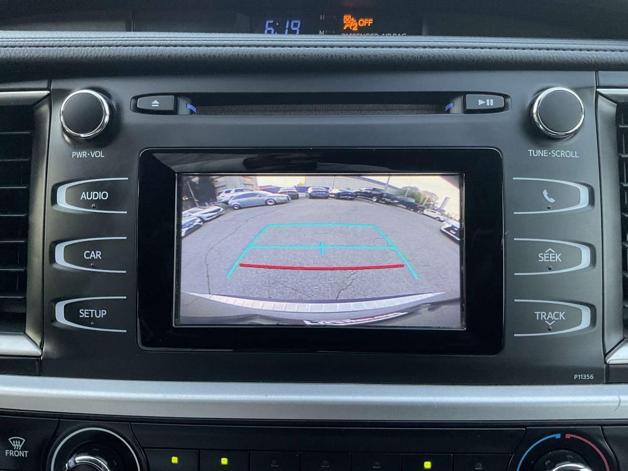 2017 Toyota Highlander LE V6 - BACK-UP CAM! 8 PASS! BLUETOOTH! Photo