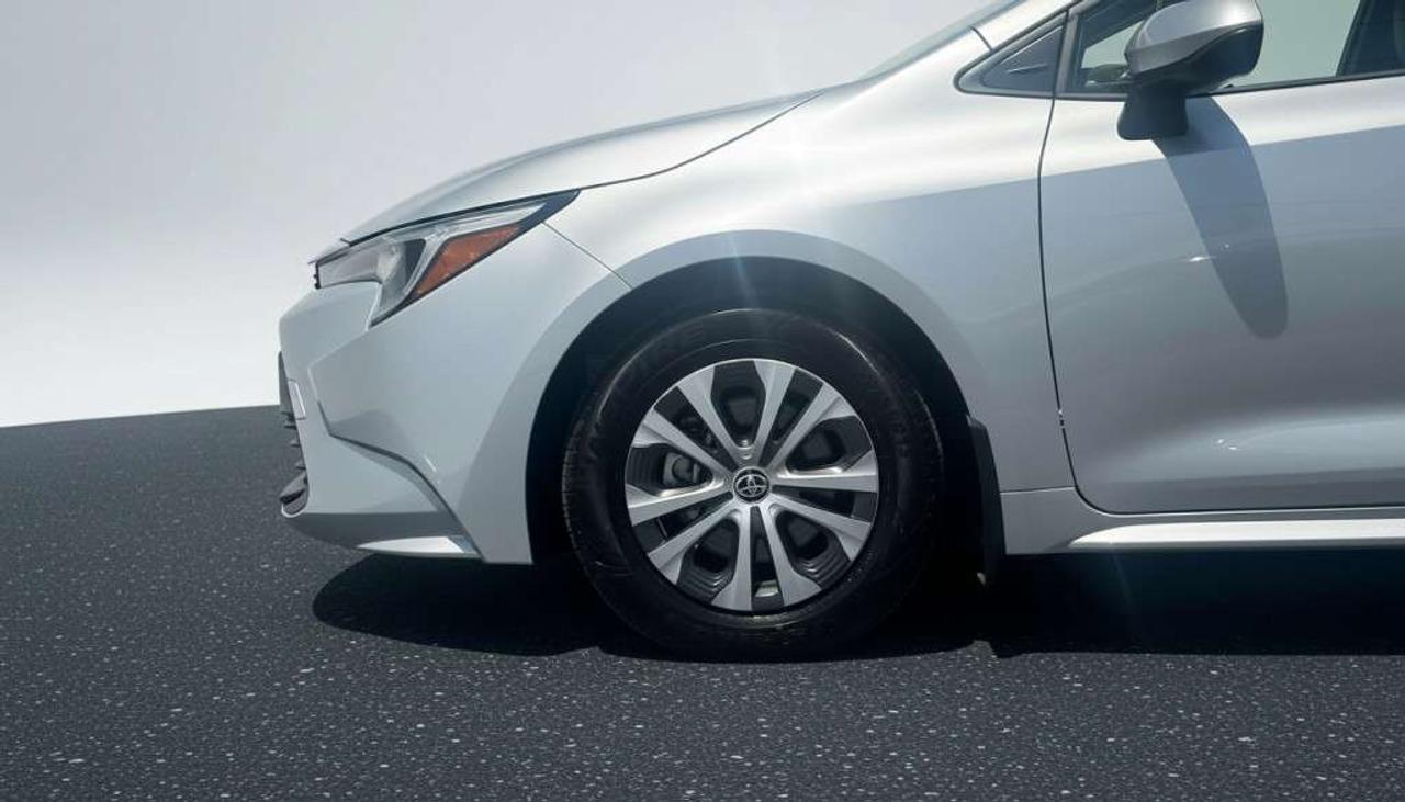 2025 Toyota Corolla LE   Apple Carplay   Cruise Control.   Heated Seats Photo