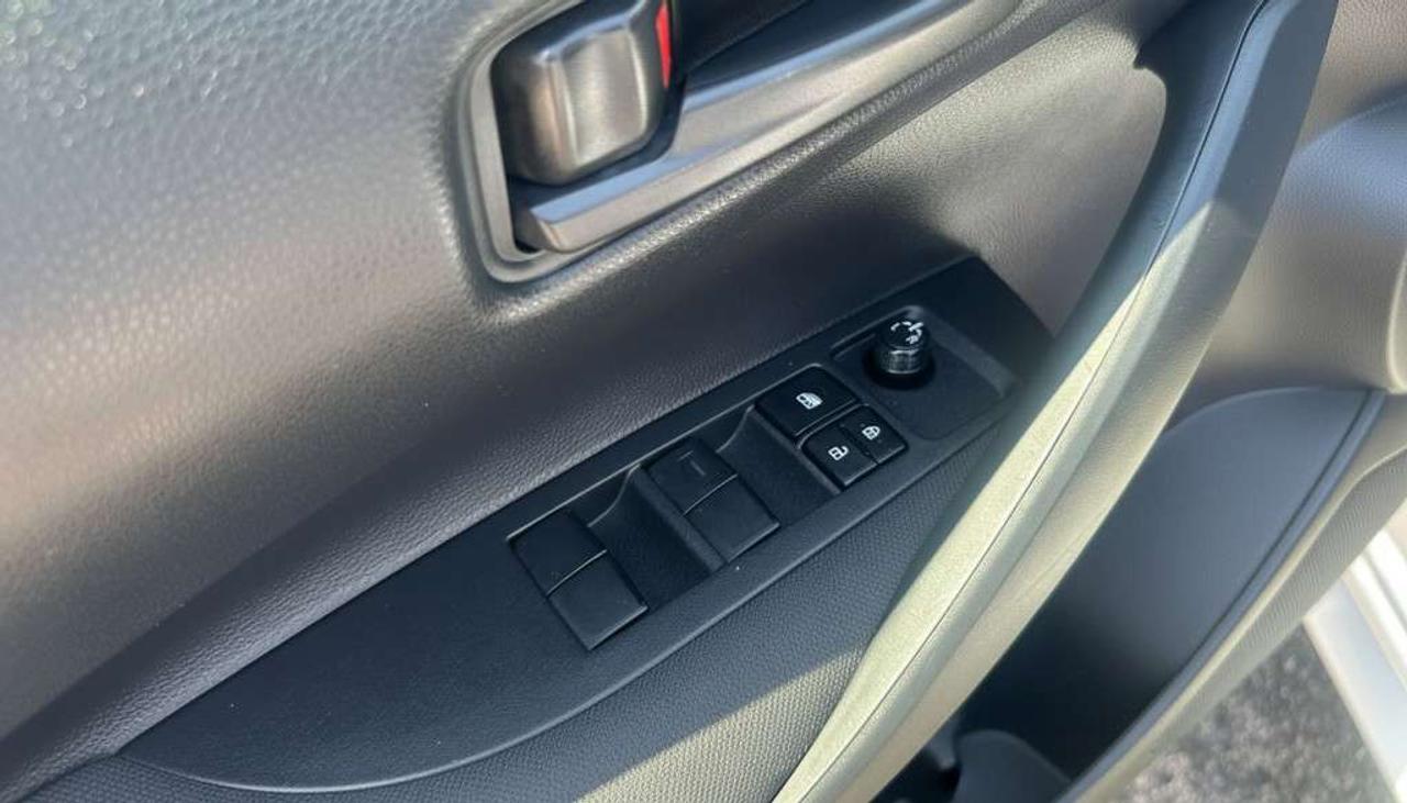 2025 Toyota Corolla LE   Apple Carplay   Cruise Control.   Heated Seats Photo
