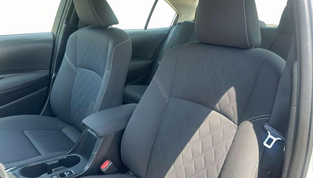 2025 Toyota Corolla LE   Apple Carplay   Cruise Control.   Heated Seats Photo