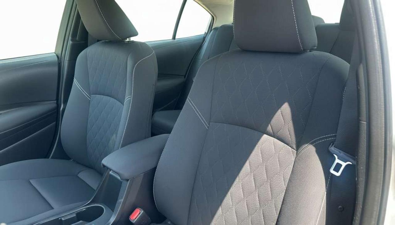 2025 Toyota Corolla LE   Apple Carplay   Cruise Control.   Heated Seats Photo