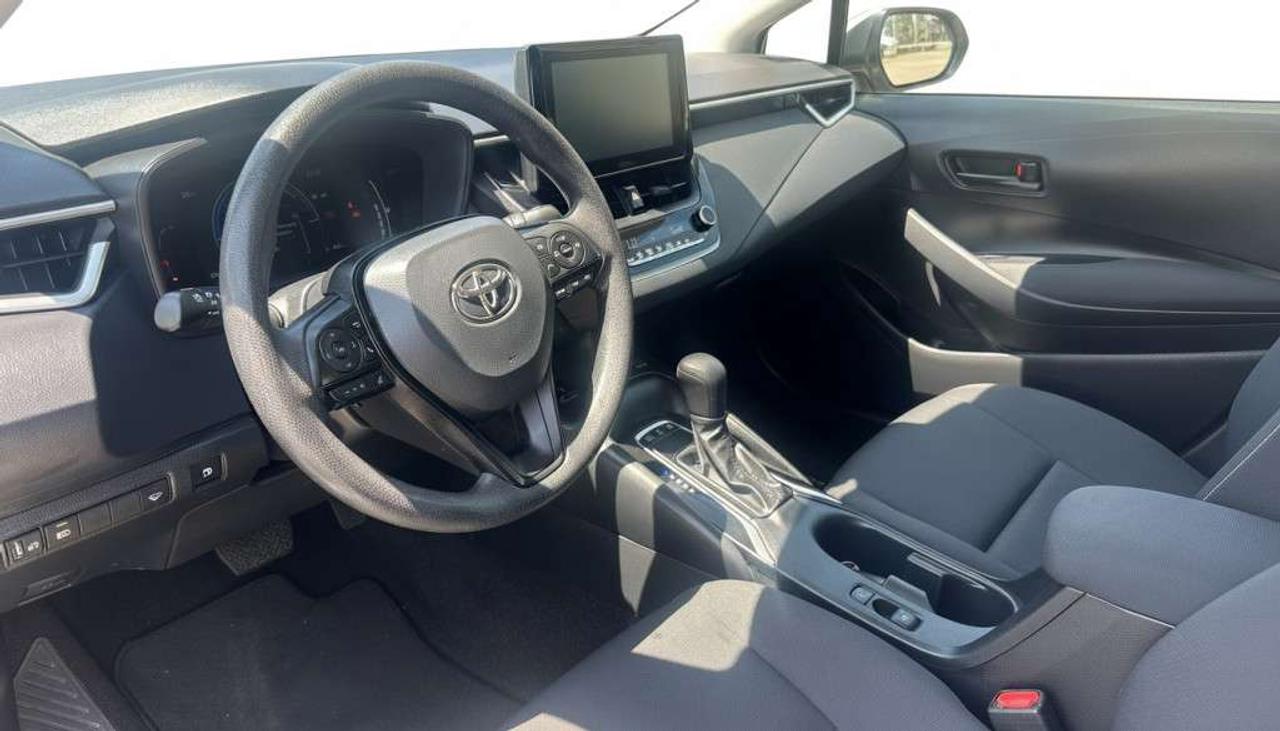 2025 Toyota Corolla LE   Apple Carplay   Cruise Control.   Heated Seats Photo