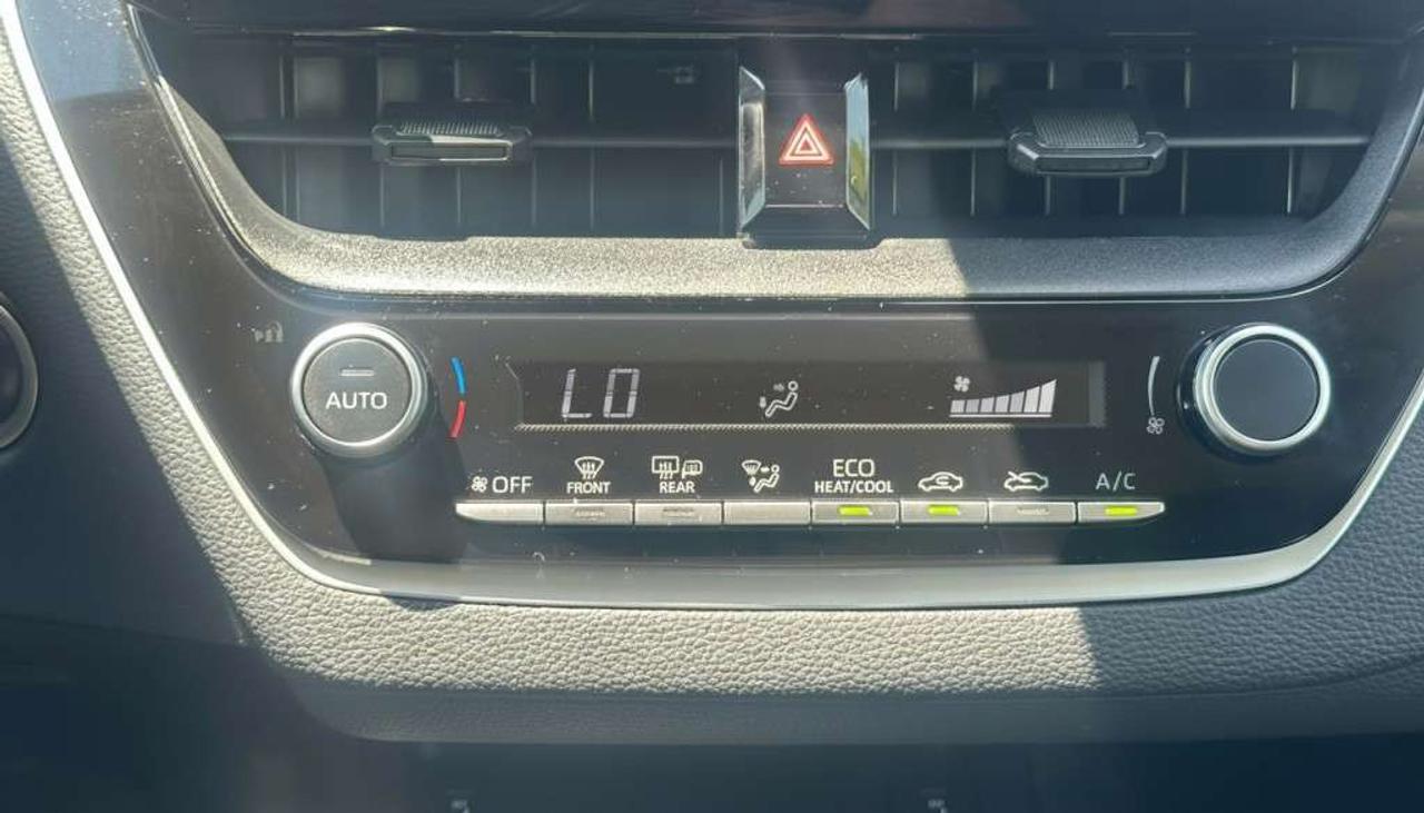 2025 Toyota Corolla LE   Apple Carplay   Cruise Control.   Heated Seats Photo