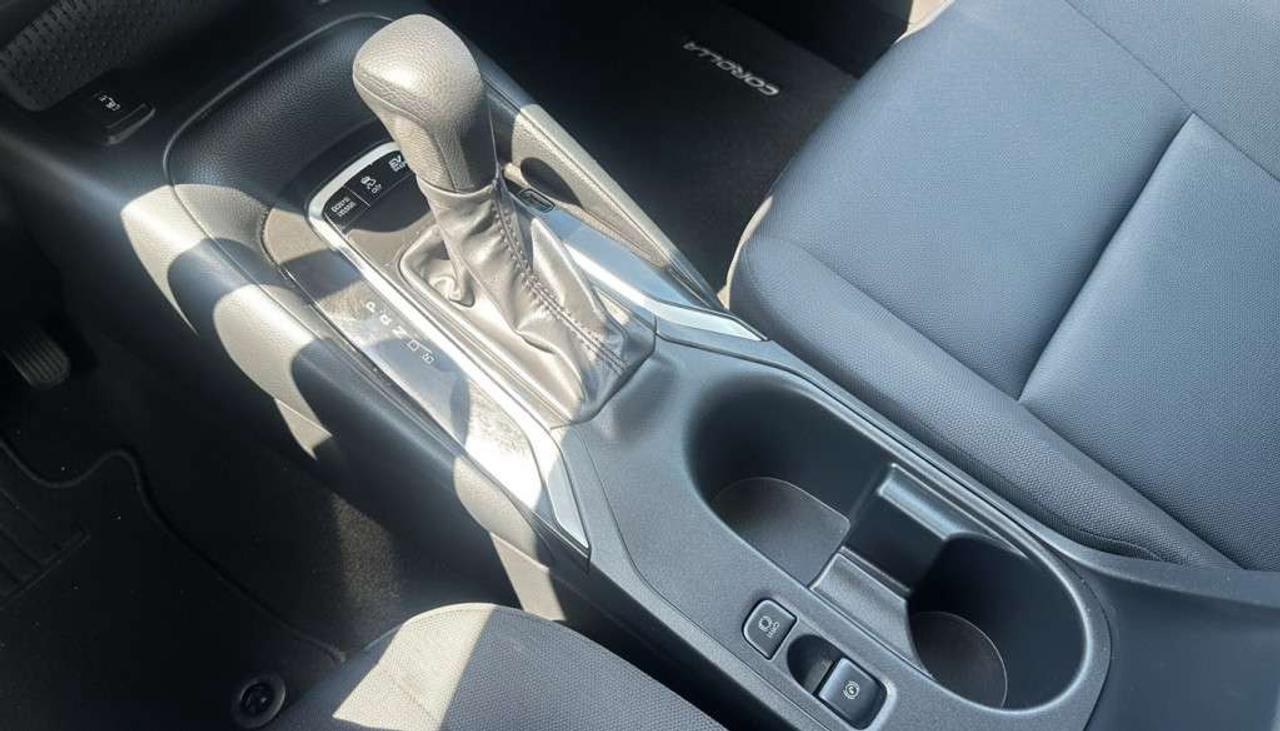 2025 Toyota Corolla LE   Apple Carplay   Cruise Control.   Heated Seats Photo