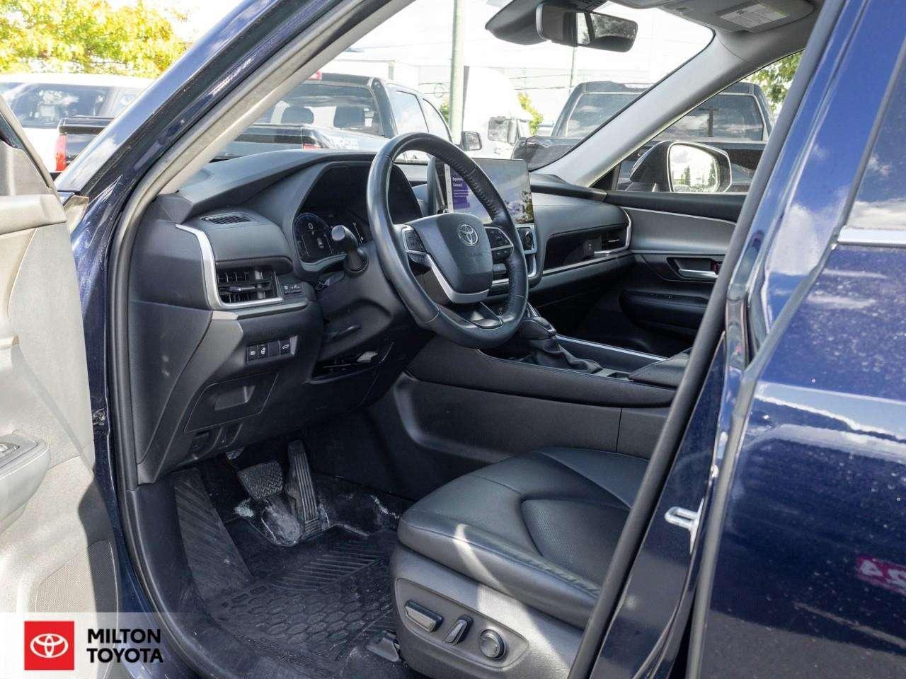 2024 Toyota Grand Highlander LEATHER HEATED STEERING 8 PASSENGER ONE OWNER TCUV XLE Photo