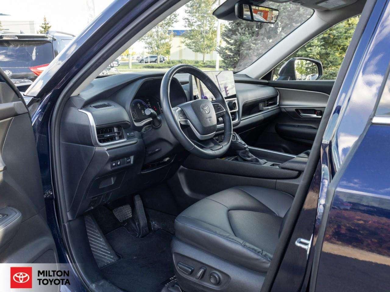 2024 Toyota Grand Highlander LEATHER HEATED STEERING WIRELESS CARPLAY 12.3 SCREEN 8 PASSENGER ONE OWNER TCUV XLE Photo