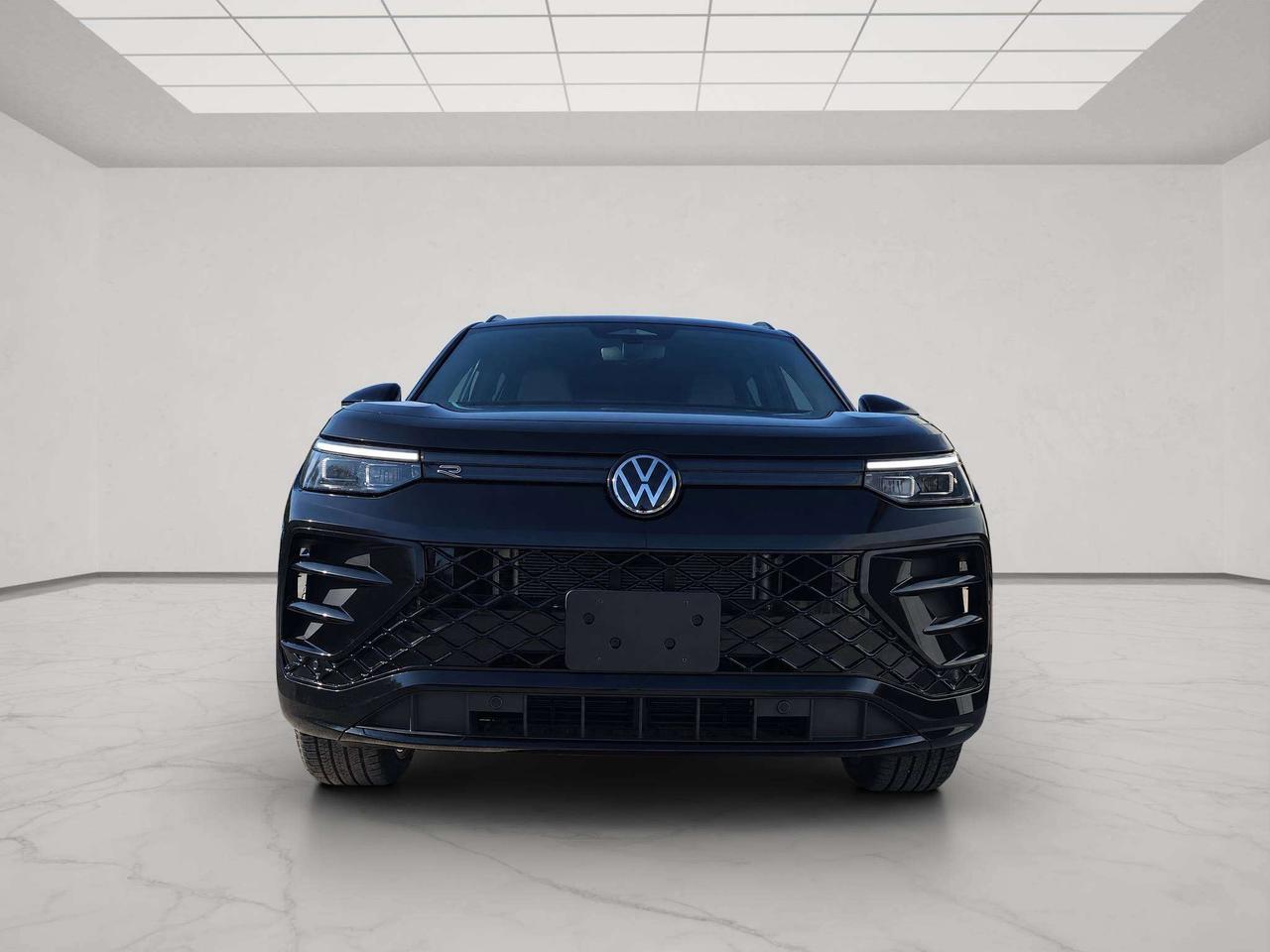 2026 Volkswagen Tiguan COMFORTLINE R-LINE BLACK EDITION, JUST 18K! Photo