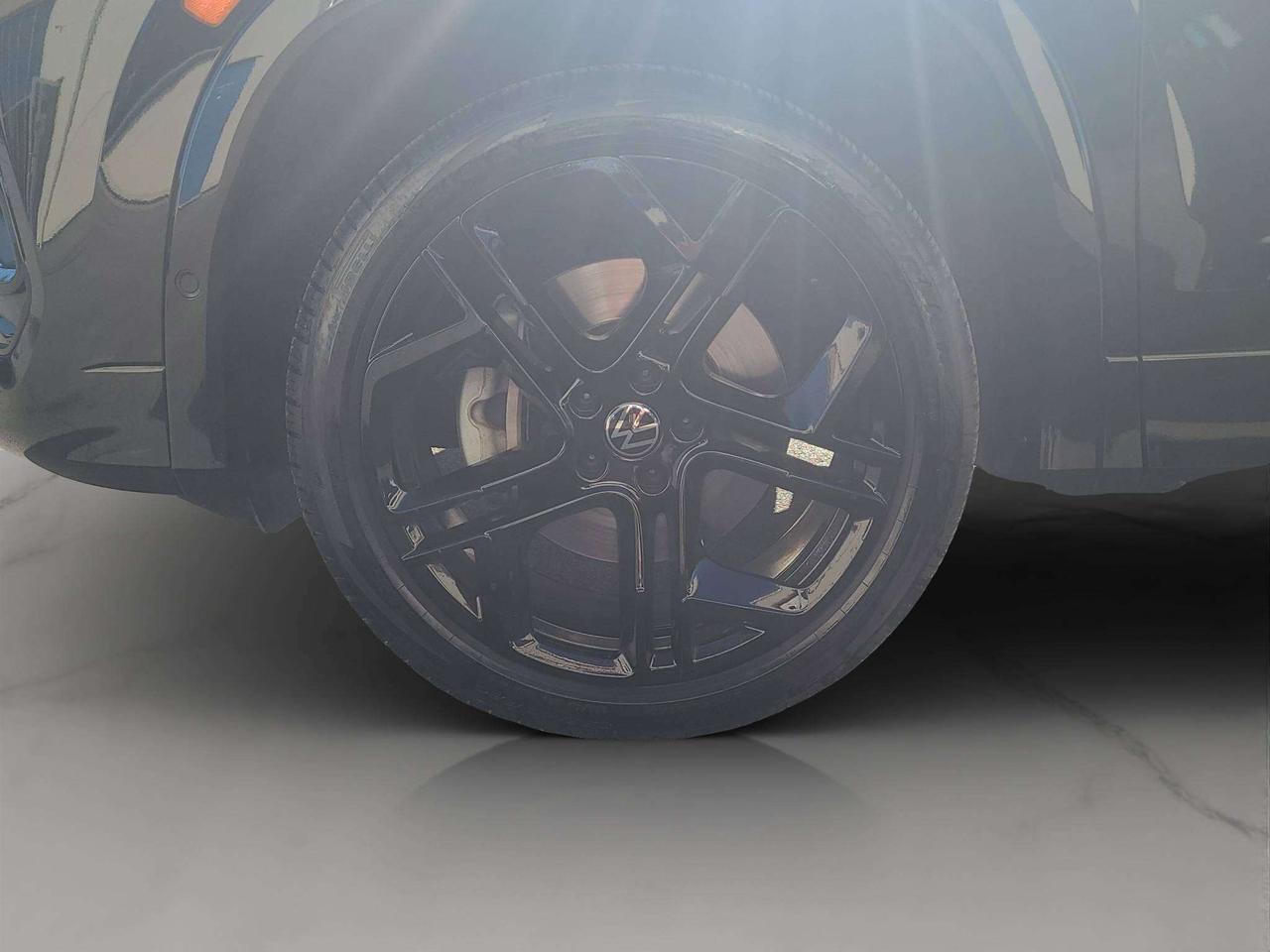 2026 Volkswagen Tiguan COMFORTLINE R-LINE BLACK EDITION, JUST 18K! Photo