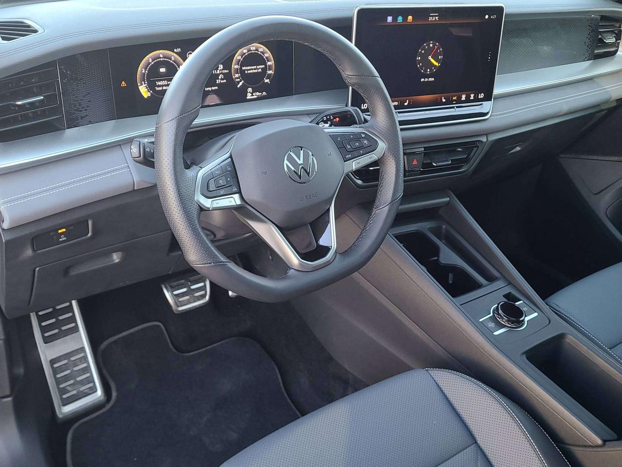 2026 Volkswagen Tiguan COMFORTLINE R-LINE BLACK EDITION, JUST 18K! Photo