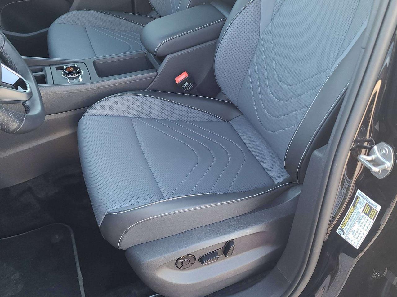 2026 Volkswagen Tiguan COMFORTLINE R-LINE BLACK EDITION, JUST 18K! Photo
