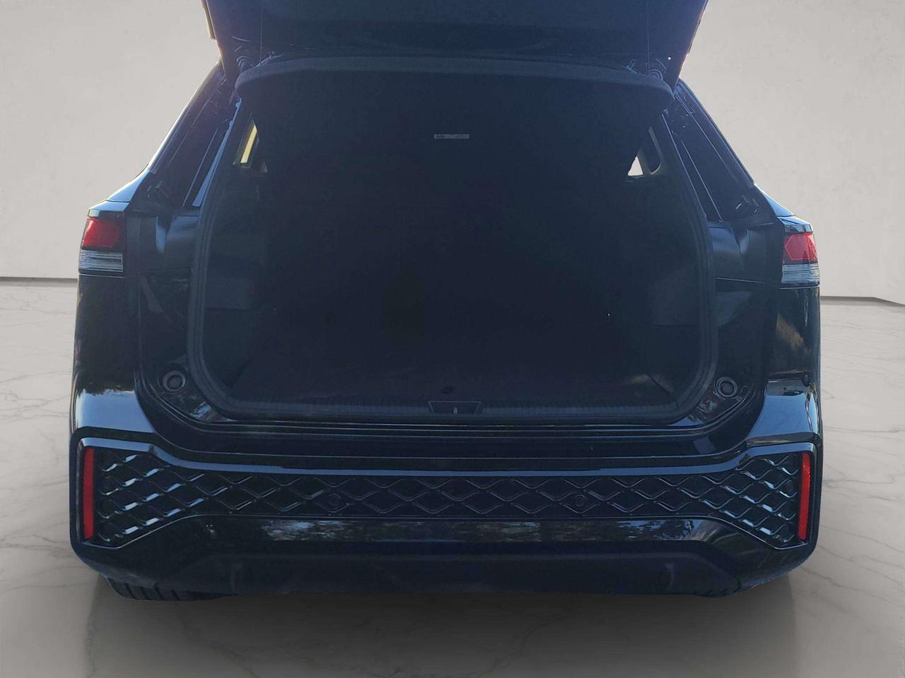 2026 Volkswagen Tiguan COMFORTLINE R-LINE BLACK EDITION, JUST 18K! Photo